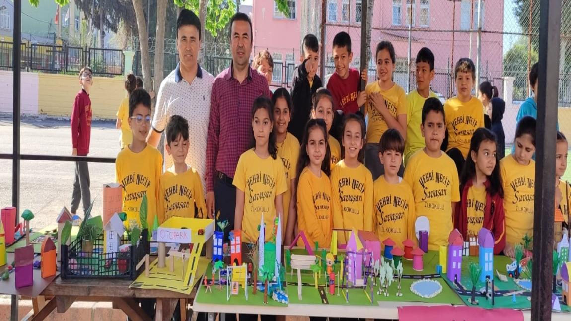 Okulumız 3/D Sınıfı Öğretmenimiz Oktay Demircioğlu, öğrenci ve veli işbirliği ile okul bahçesinde yapay çevre tasarımı ile ilgili sergi açtılar.